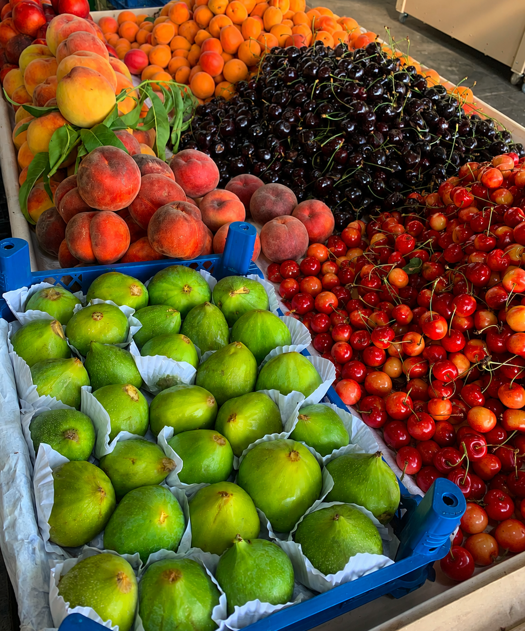 Fructe și legume proaspete, expuse frumos