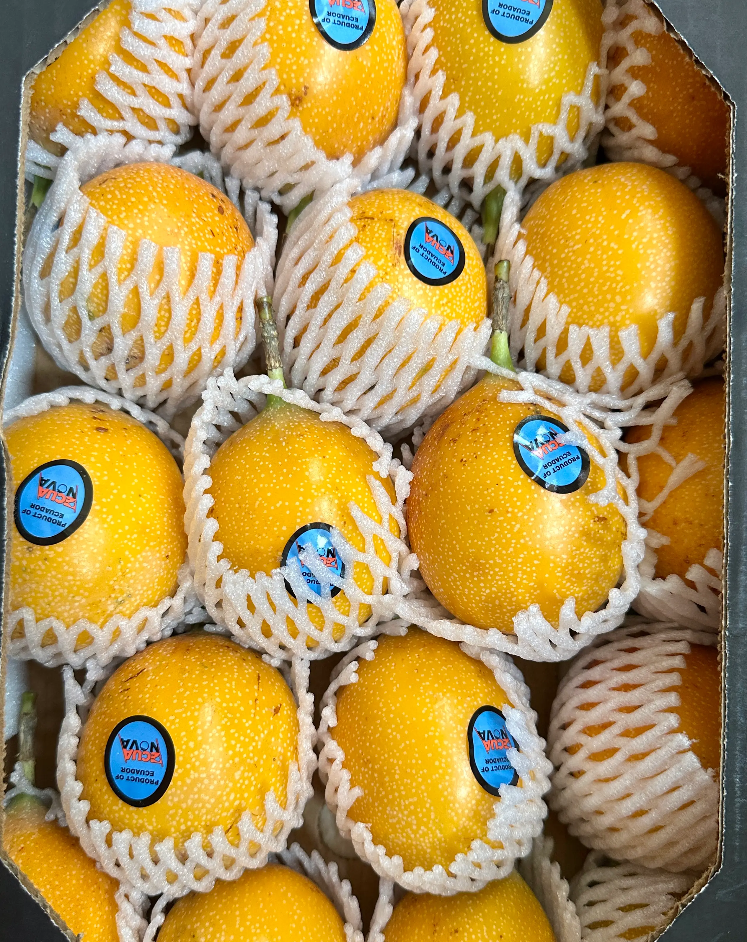 Granadilla proaspătă, fruct exotic cu pulpă dulce și aromată